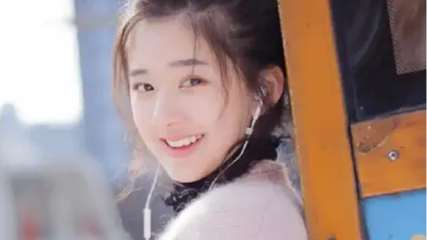 男子爬黄山把老婆扛在肩上