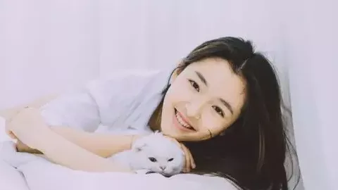 男子推峨眉山猴子