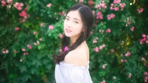 广西洪灾大爷抱树获救