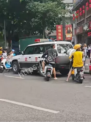 持刀伤人