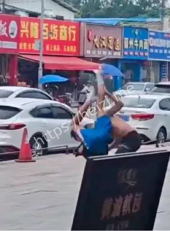 猛踹头部