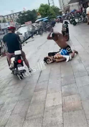 大叔暴揍