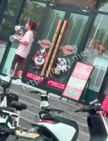 当街扒光小三