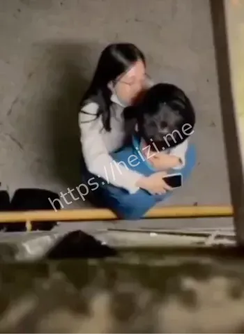 楼下与学生亲吻