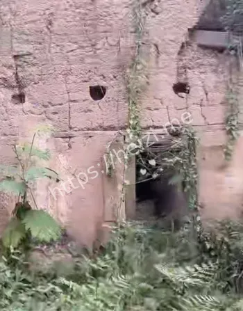 身穿花裙悬梁秤砣绑足