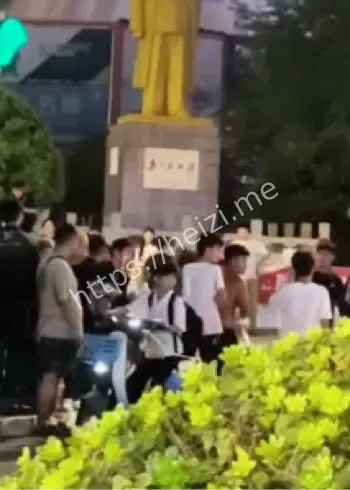 5辆警车镇压