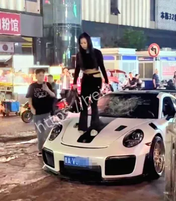 女子踹保时捷