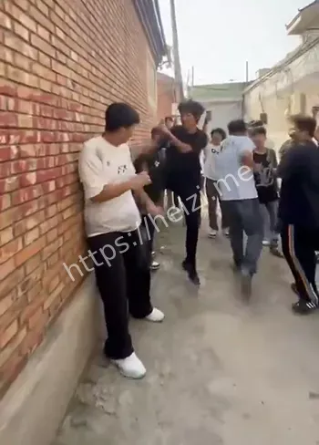 围殴同龄人