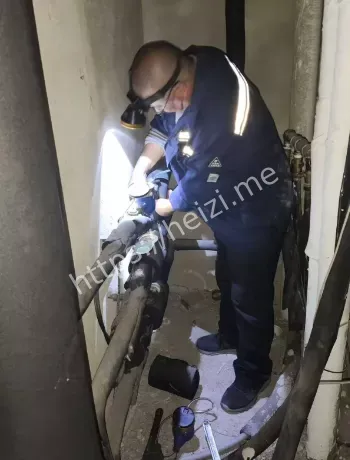 电梯门缝卡困