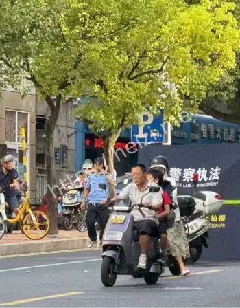 公交车追尾电动自行车