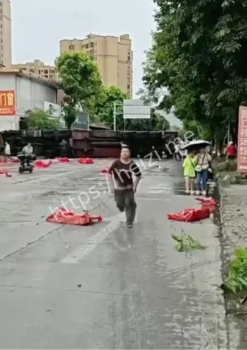 广东阳山县货车失控