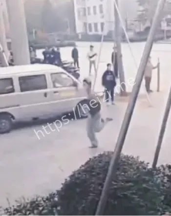 保安围堵黄毛勇士