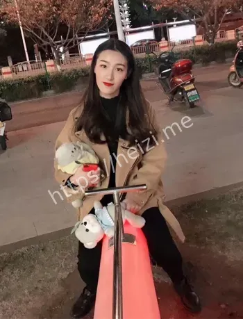 白嫩尤物