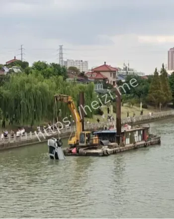 女司机坠河