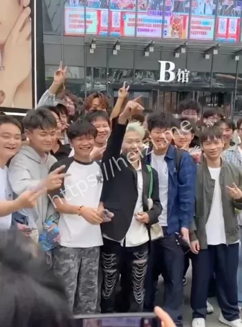 王扁南昌演唱会现身蹭流量