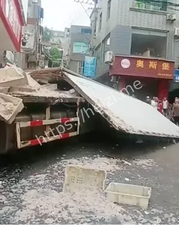 福州连江苔菉镇货车撞店