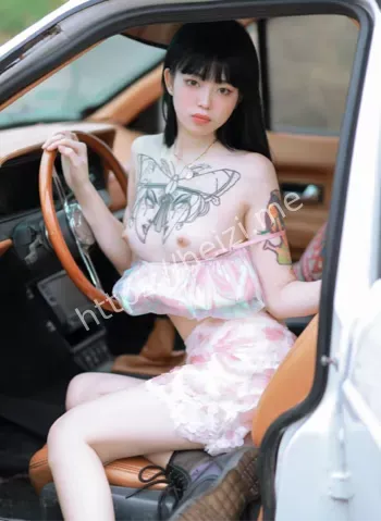 冷艳蝴蝶纹身
