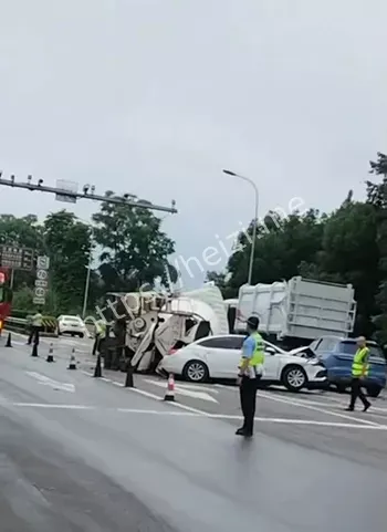 罐车侧翻