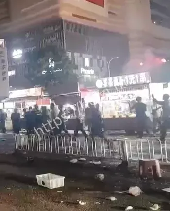 夜市城管摊贩冲突