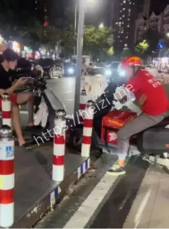 电动车对峙