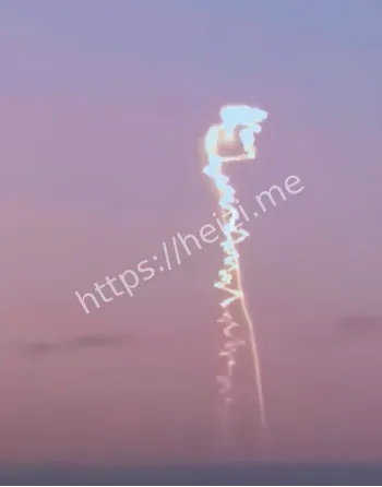 网友热议不明飞行物火箭轨迹