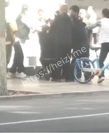 理发店广告撕除