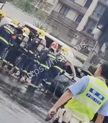 现场火光冲天
