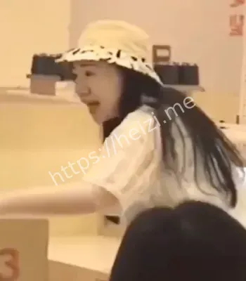 女子扔寿司