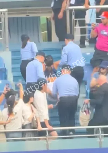 酒后失控球迷被抬出场