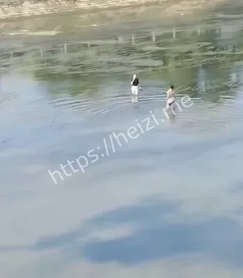 两人河道中拉扯