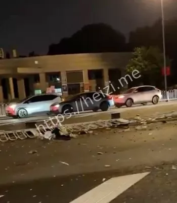 天河公园门口车祸