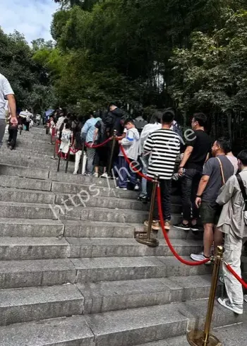 岳麓山国庆游客踩矮事件