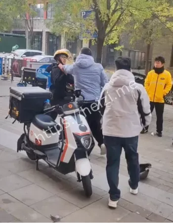 美团站点推搡升级暴力