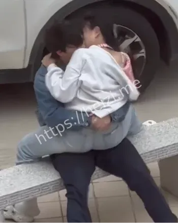 烟台海洋学院石凳上约会视频