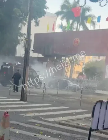 蓝色轿车撞政府大门