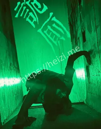 目击者称黑影飘来致人昏迷