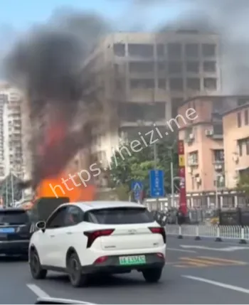 洒水车灭火翻车