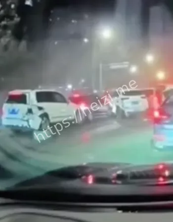 如炮弹射入车流