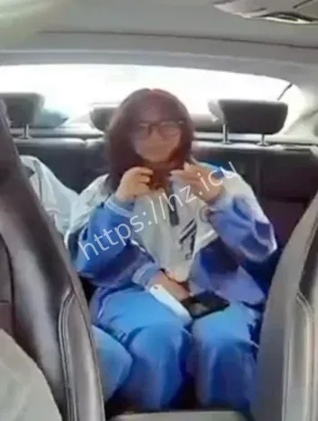 高州四中情侣出租车亲热