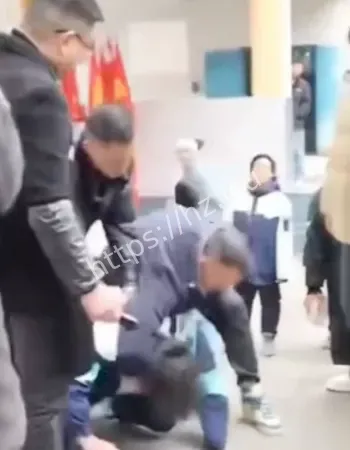 学生不从被围殴