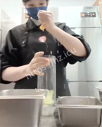 店员徒手捏柠檬曝光