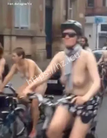 街头全裸飞驰