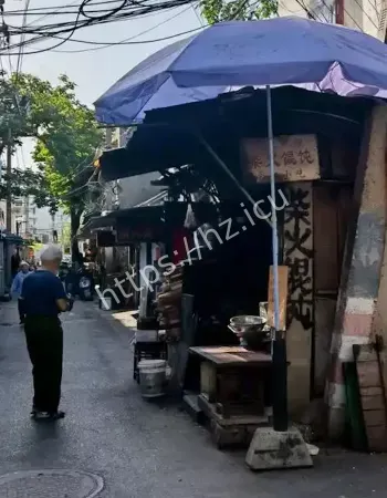 小店夜夜墙角坐老头身影