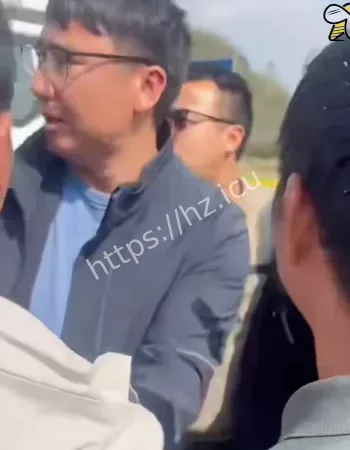 村民誓死守护亲人