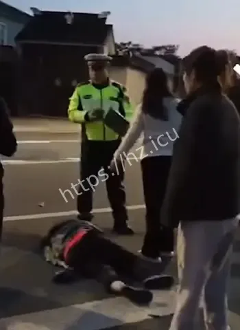 被老头拿石头砸死