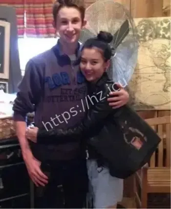 宋祖儿留学旧照亲密合照