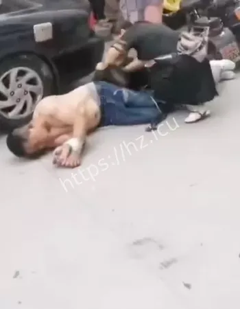 当街暴打