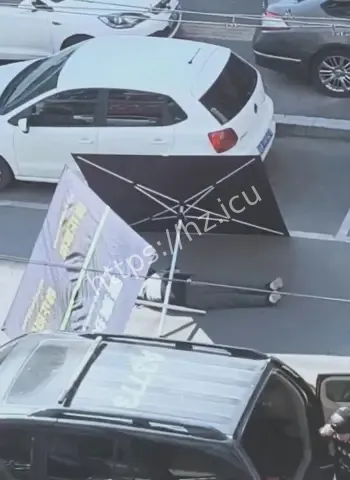 男子持刀狂砍路人