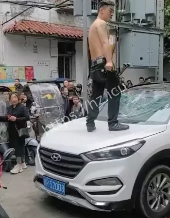 冲撞打砸小轿车