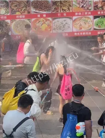 游客车被灌水事件